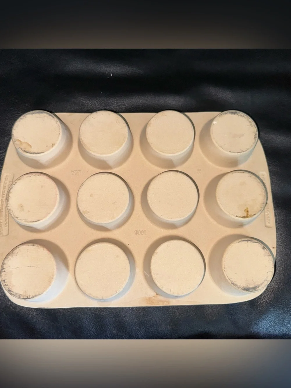 The Pampered Chef Family Heritage Stoneware 12 Cupcake Muffin Pan Baking Stone